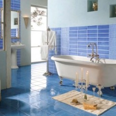 Синяя плитка в ванной