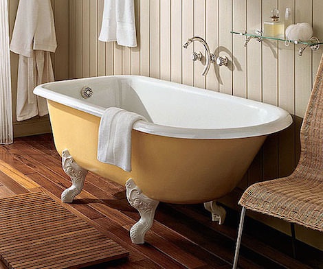 Белая чугунная ванна на деревянно полу