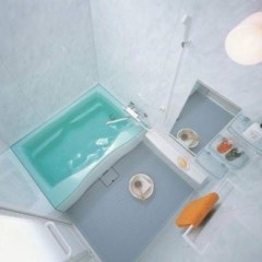 Белая и маленькая ванная