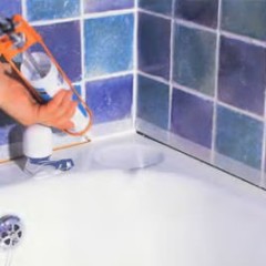 Нанесение герметика на ванну