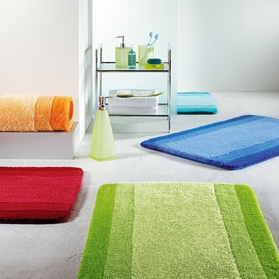 Разноцветные коврики для ванной